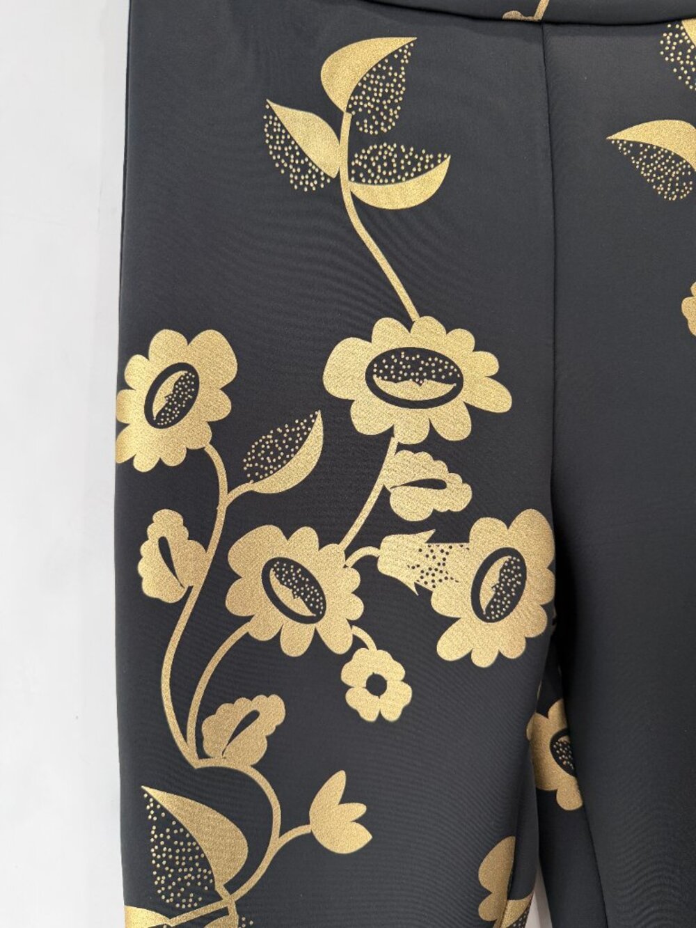 $375 Cynthia Rowley Black Metallic Gold Floral Bonded Slim Flare Pants sz 6/28" - Picture 2 of 6